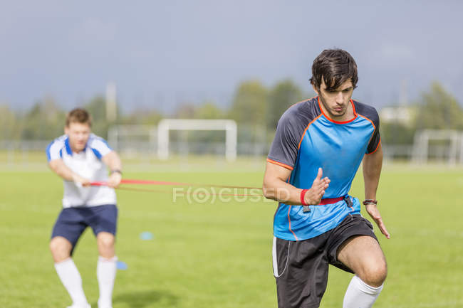 Два гравці у футбол тренувань на спортивний майданчик — стокове фото