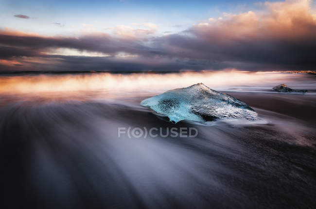 Ісландія, ПБК, невеликого шматочка льоду на пляжі в Jokulsarlon — стокове фото