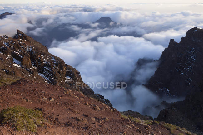España, Islas Canarias, La Palma, vista de la Caldera de Taburiente desde el Roque de los Muchachos al amanecer - foto de stock