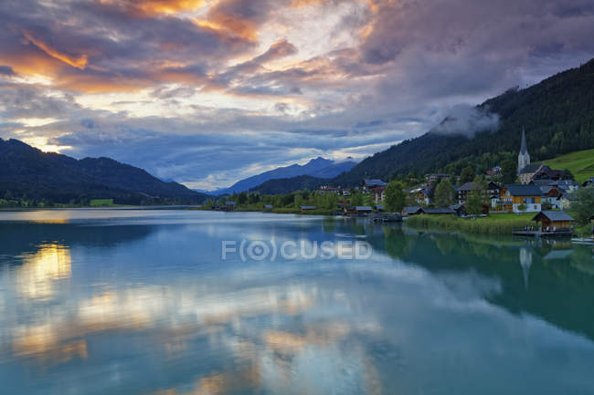 Austria, Carintia, Techendorf en el lago Weissensee - foto de stock