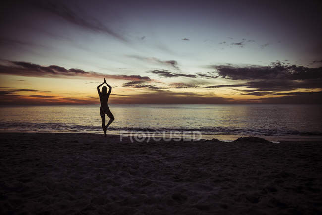 Usa Florida Neapel Silhouette Einer Frau Beim Yoga Am Strand Sonnenuntergang Stimmungsvoller Himmel Erwachsene Stock Photo