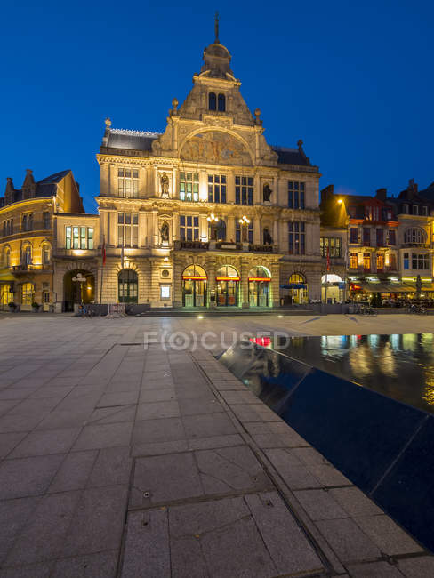 Бельгия, Гент, Синт-Бафсплейн с театром в сумерках — стоковое фото