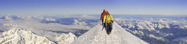 França, Chamonix, Mont Blanc Range, montanhistas na cimeira de Mont Blanc — Fotografia de Stock