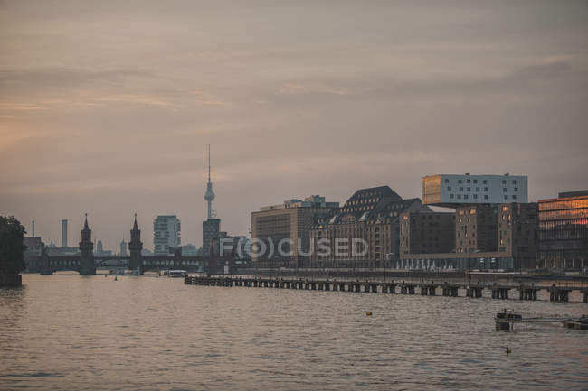 Cityscape com torre de TV e ponte Oberbaum no rio Spree, Berlim, Alemanha — Fotografia de Stock