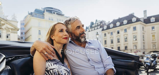 Couple in love on sightseeing tour in a horse cab — Stock Photo