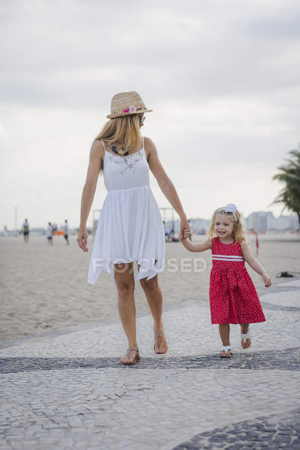 Brasilien, Rio de Janeiro, Mutter und Tochter am Strand der Copacabana — Stockfoto