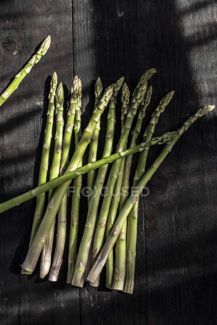 Asperges vertes en tas — Photo de stock