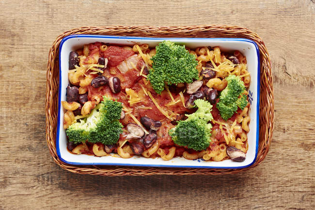 Macaroni with broccoli  in baking dish — Stock Photo