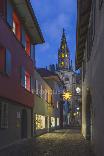 Alemanha, Constança, Iluminação de Natal e vista Minster entre casas de arquitetura típica — Fotografia de Stock