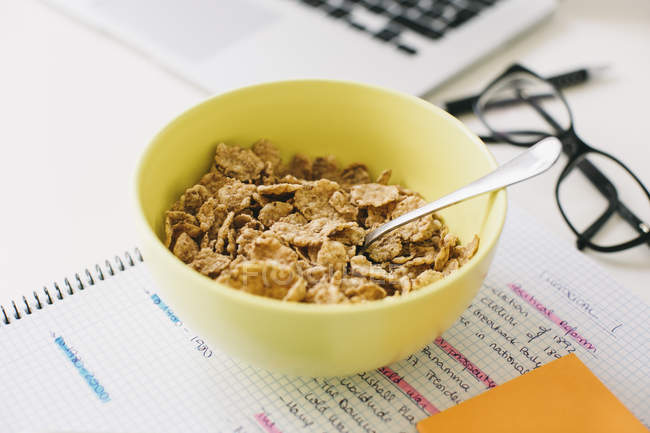 Muesli bowl and notepad on desktop — Stock Photo