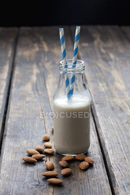 Скляна пляшка мигдалевого молока. — стокове фото