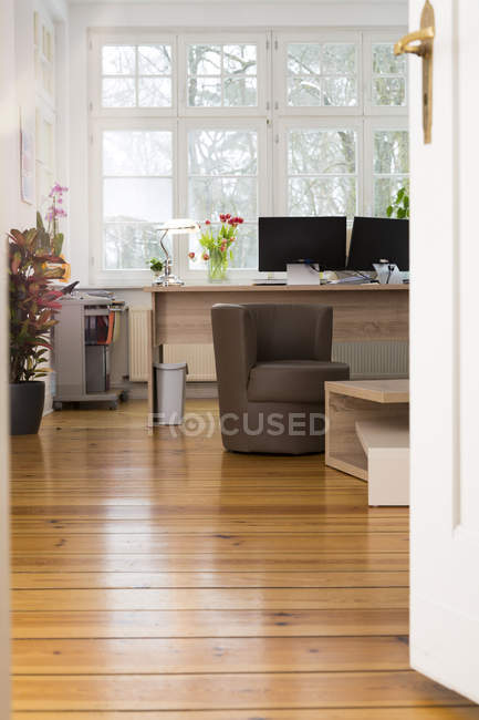 Interior de una oficina informal moderna en el interior - foto de stock
