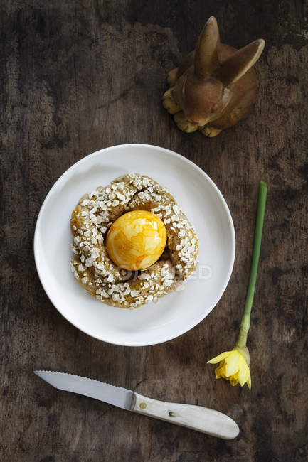 Café da manhã de Páscoa com coelho e ovo — Fotografia de Stock