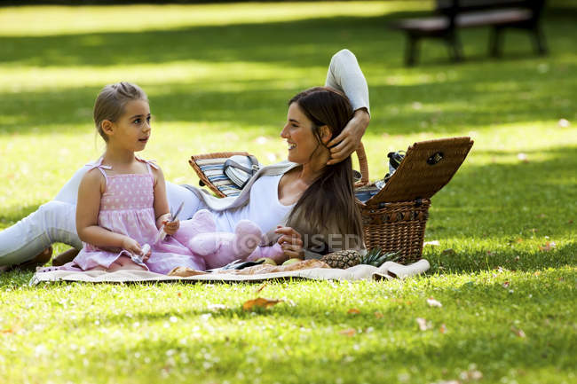 Madre e figlia a fare un picnic nel parco — Foto stock