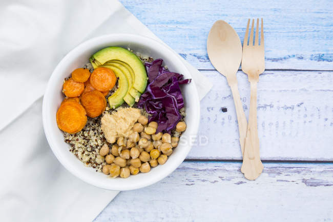 Bowl of quinoa with avocado and hummus — Stock Photo