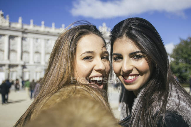 Spagna, Madrid, due donne felici che si fanno un selfie davanti al palazzo reale — Foto stock
