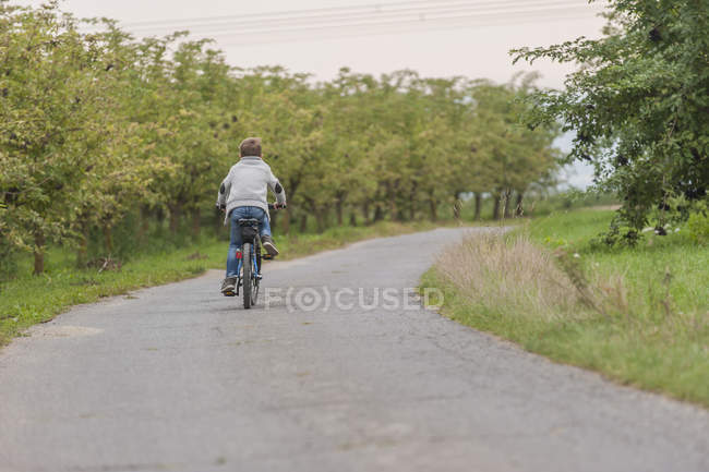 Резервного зору маленький хлопчик велосипед їзда — стокове фото