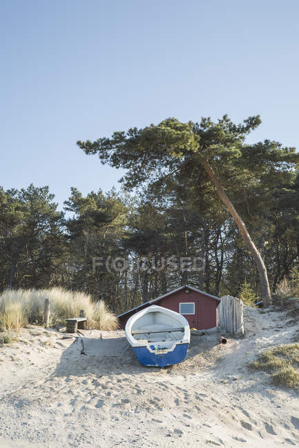 Capanna e barca a remi sulle dune della spiaggia, Zempin, Germania — Foto stock