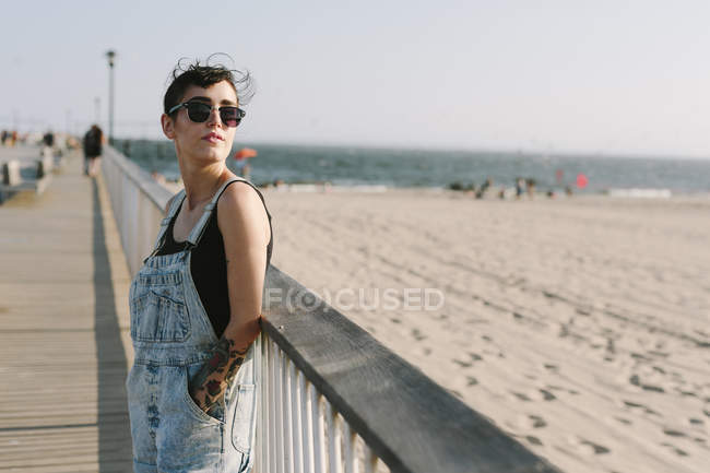 Junge Frau entspannt an der Strandpromenade — Stockfoto
