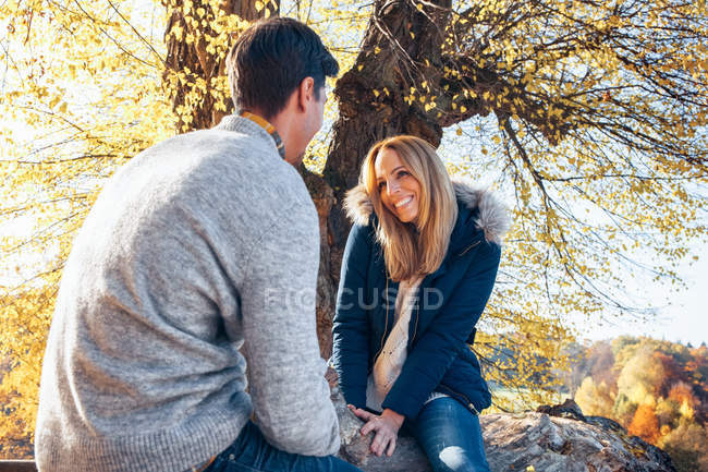 Пара користуються осінь у лісі — стокове фото