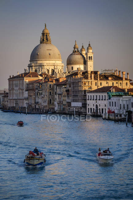 Italia, Véneto, Venecia, Canal y Santa Maria della Salute por la noche - foto de stock