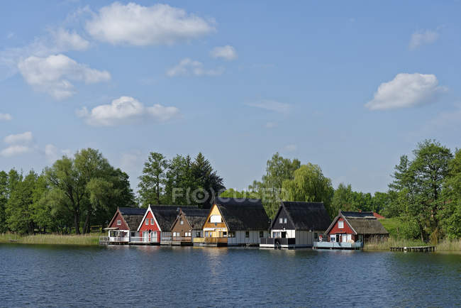 Vista sulle case vacanze, lago di Mirow — Foto stock