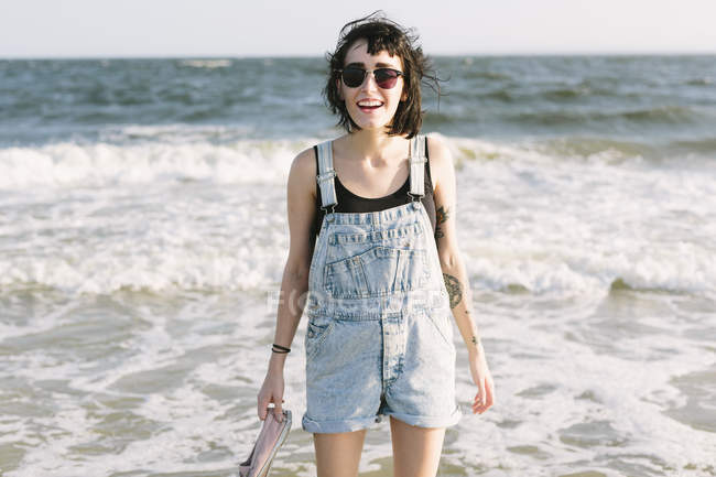 Retrato de la joven feliz en la costa - foto de stock