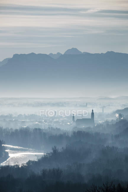 Alemania, Baviera, vista a Tittmoning con el río Salzach en primer plano - foto de stock
