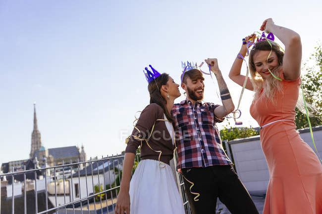 Jeunes gens faisant une fête sur le toit-terrasse — Photo de stock