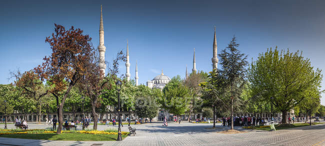 Turquía, Estambul, vista a la mezquita del sultán Ahmed durante el día - foto de stock