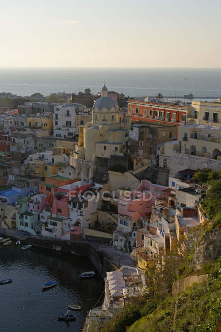 Italia, Campania, Isole Flegree, Procida, Marina di Corricella al tramonto — Foto stock