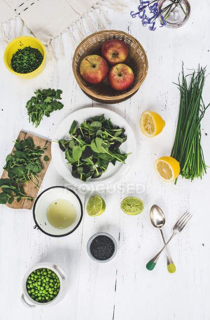 Draufsicht auf verschiedene Salatzutaten auf weißer Oberfläche — Stockfoto