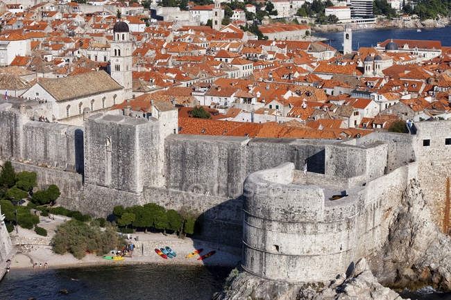 Croácia, Dalmácia, Dubrovnik, vista da Cidade Velha e fortificação de muralhas medievais em dia de sol brilhante — Fotografia de Stock
