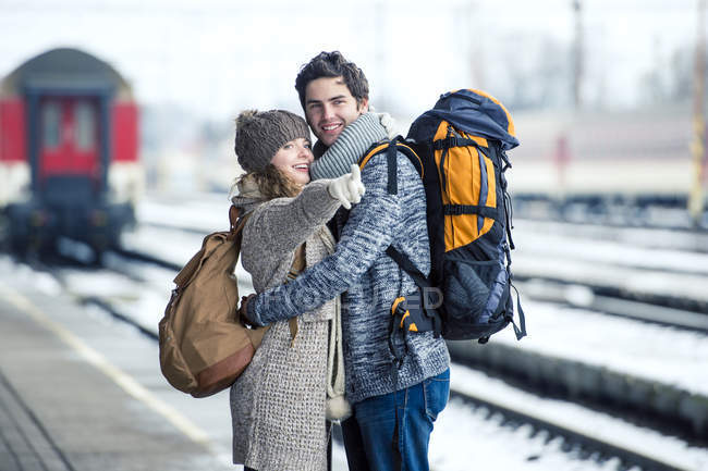 Paar umarmt sich auf Bahnsteig — Stockfoto