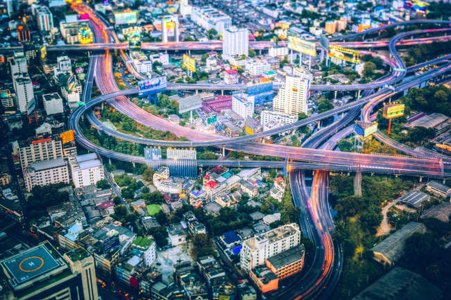Tráfico en Bangkok por la noche, Tailandia — Estado de ánimo vespertino, Viajes - Stock Photo | #177540684