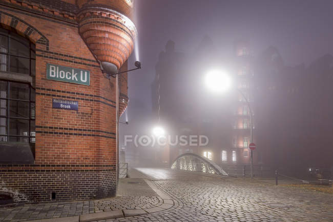 Germania, Amburgo, Nebbia nel Magazzino Storico Speicherstadt di notte — Foto stock