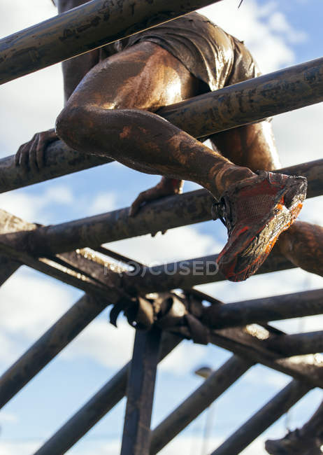 Участники экстремальных препятствий скалолазания на обезьяньих прутьях — стоковое фото
