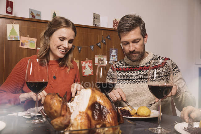 Пара вечеряє Різдвом з індичкою — стокове фото