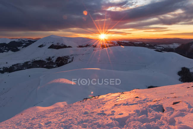 Italien, Umbrien, Nationalpark Monti Sibillini, Sonnenuntergang am Apennin im Winter — Stockfoto