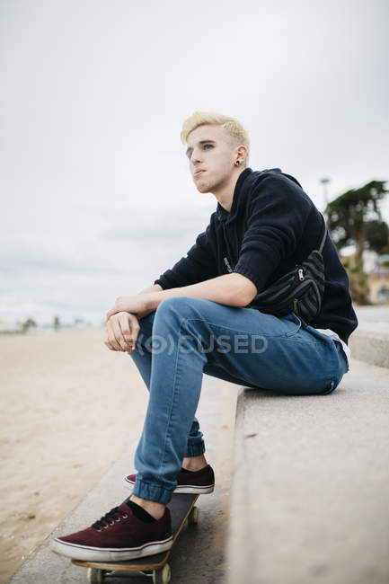 Smoking  young skateboarder — Stock Photo