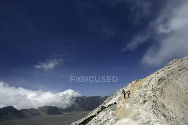 Indonesia, Giava, Viaggiatori escursioni sul bordo del cratere del Monte Bromo — Foto stock
