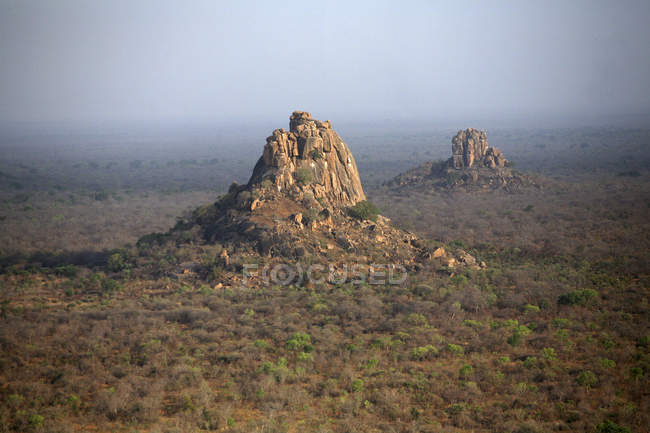 Chad, Parque Nacional Zakouma, vista aérea de formaciones rocosas - foto de stock