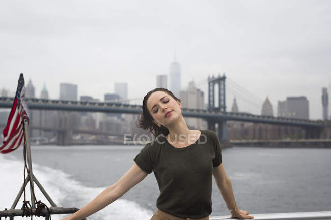США, Нью-Йорк, молода жінка, стоячи на екскурсії на човнах на вітряний день — стокове фото