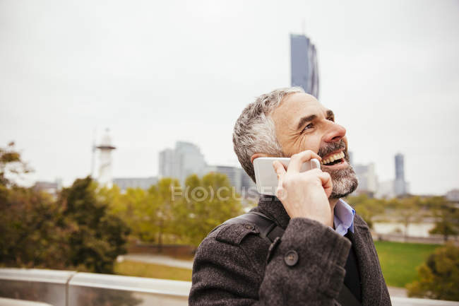 Homme téléphonant avec son smartphone à Donauinsel — Photo de stock