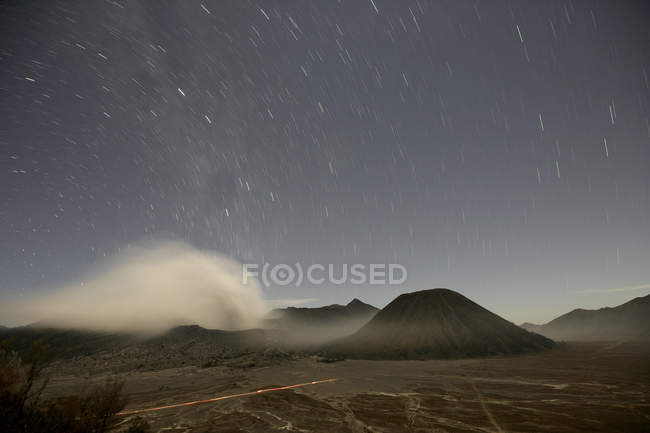 Indonesien, Java, Vulkane bromo, batok und semeru bei Nacht — Stockfoto