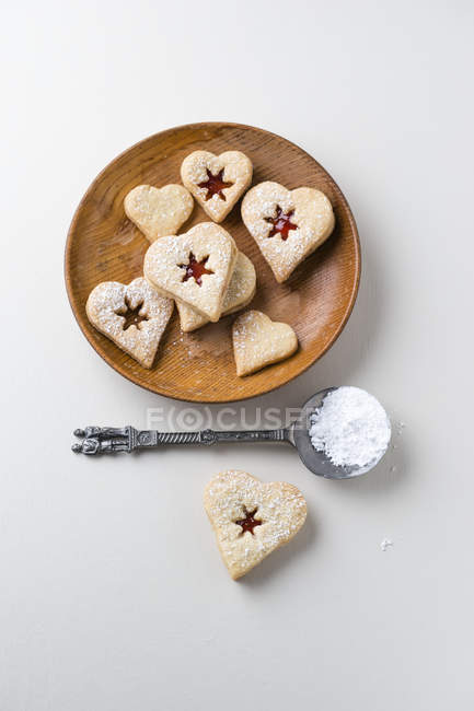 Ванильное печенье, сердечная форма, мармелад и сахарная пудра — стоковое фото