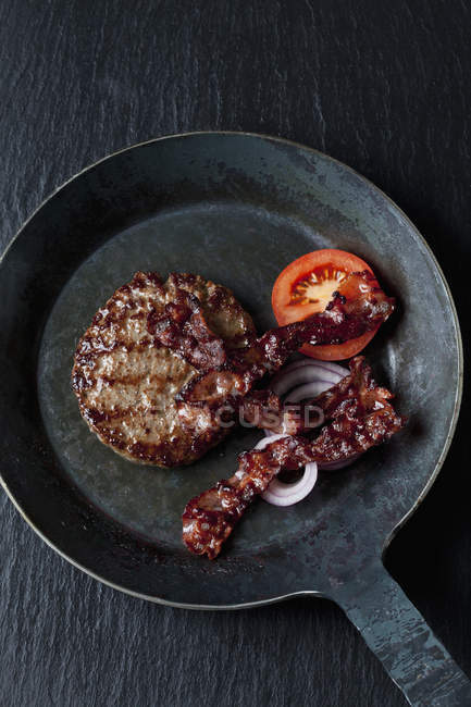 Burger de bœuf frit au bacon — Photo de stock