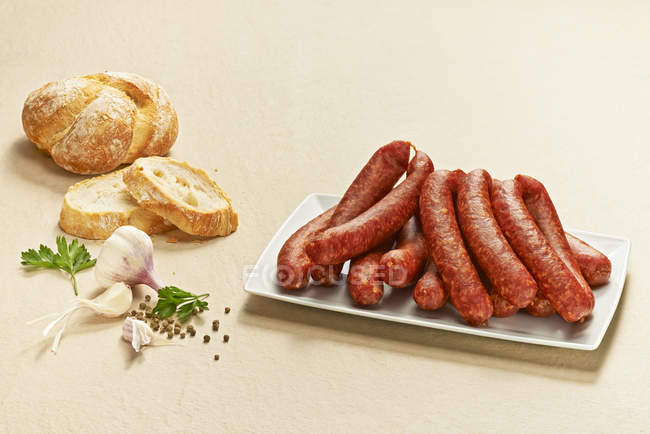 Bauernbratwurst, свинини копчені, німецький bratwursts сировини, на тарілку — стокове фото