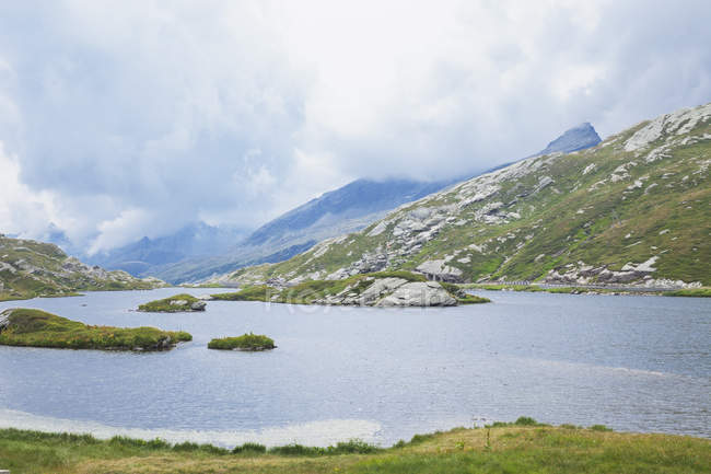 Schweiz, Kanton Graubünden, san bernardino, laghetto moesola — Stockfoto