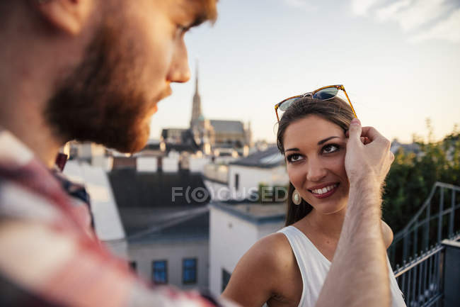 Портрет Австрії, Відень, усміхнений молода жінка лицем до лиця зі своїм хлопцем на терасу на даху — стокове фото